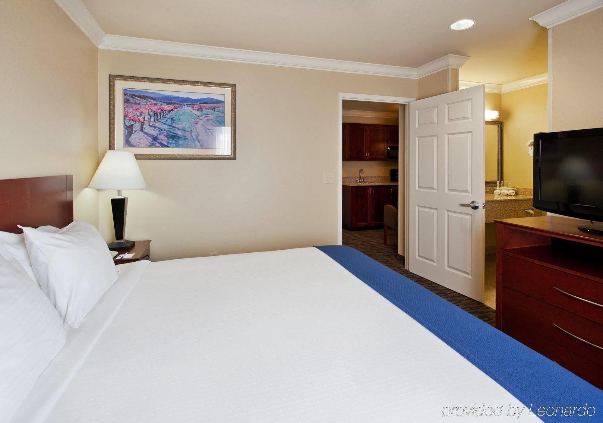 Holiday Inn Express & Suites Watsonville By Ihg Habitación foto